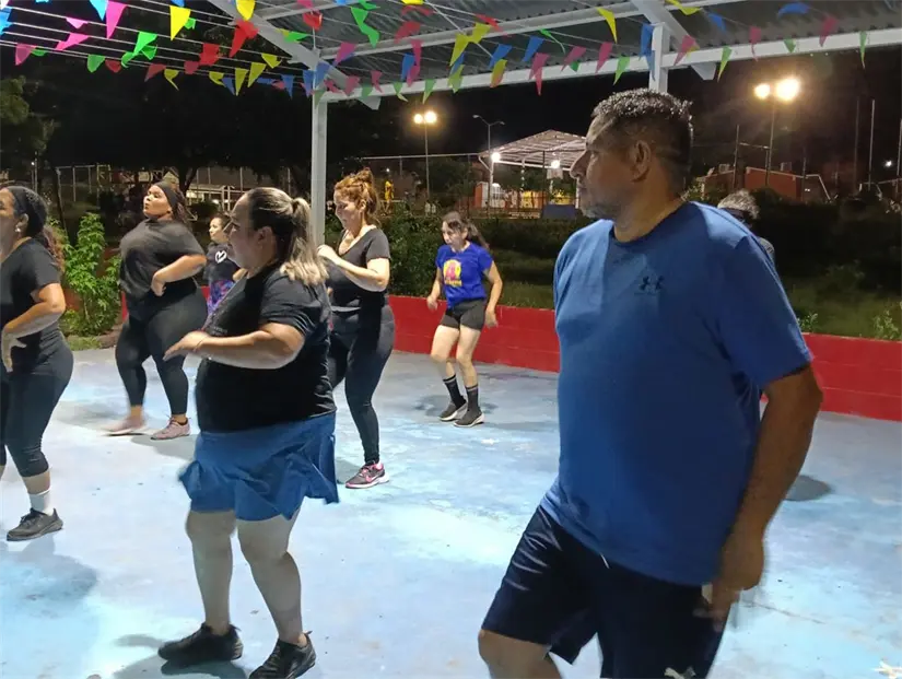 Marisela y Martín sacan sus mejores pasos en la clase de zumba.