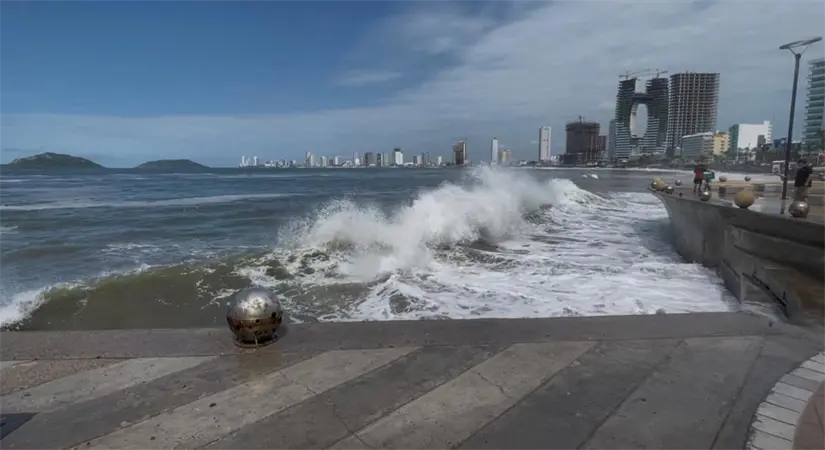 En el malecón de Mazatlán se están presentado fuertes marejadas. Foto: Eunice Arredondo / TBN