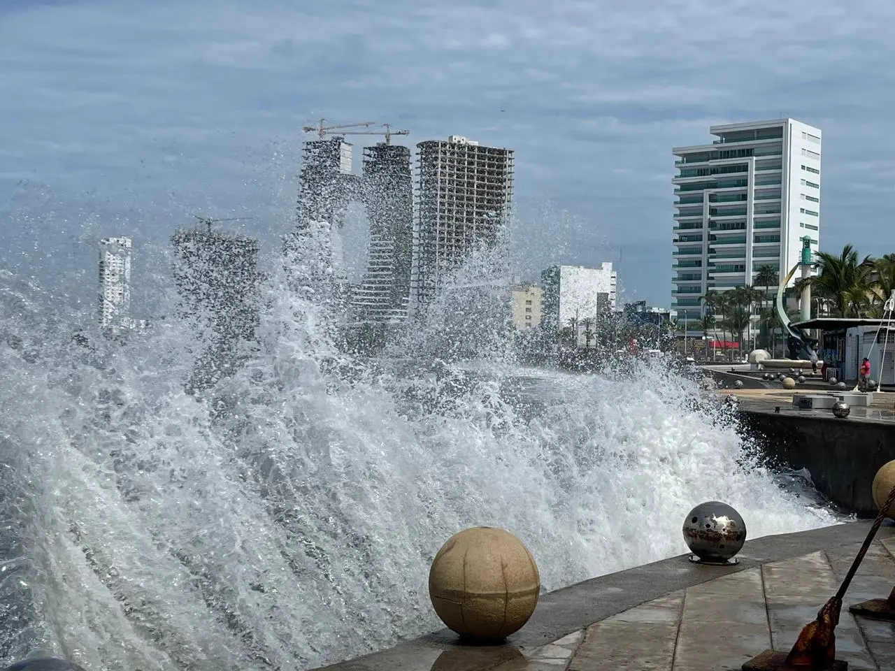 La marea se encuentra intensa en Mazatlán este día. Foto. Eunice Arredondo / TBN