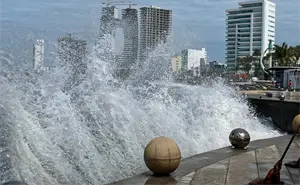 ¿Por qué se está saliendo el mar de Mazatlán? Oleaje elevado sorprende al puerto sinaloense