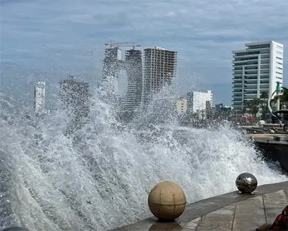 ¿Por qué se está saliendo el mar de Mazatlán? Oleaje elevado sorprende al puerto sinaloense
