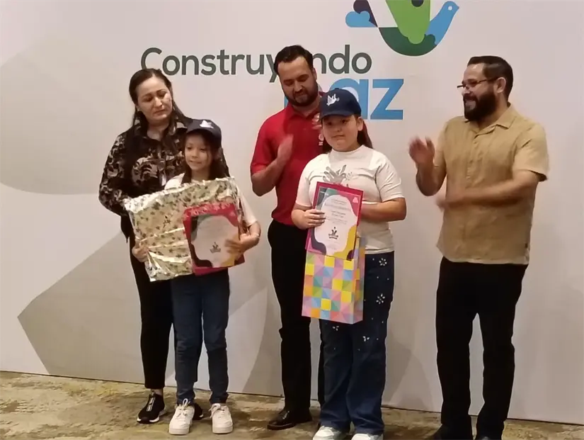 Gisell Margarita Retana y Karla Elizabeth Carrillo son mejores amigas y juntas tienen una voz de paz.