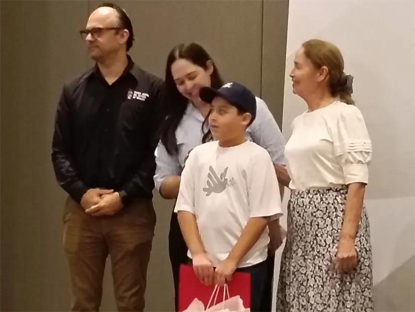 Muy feliz Dilan Caleb González López recibió un reconocimiento por su participación.