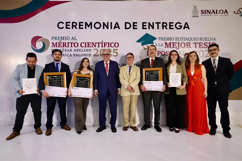 Durante la ceremonia también se reconocieron las mejores tesis de posgrado en ciencia y tecnología, impulsando la innovación y el talento joven sinaloense.