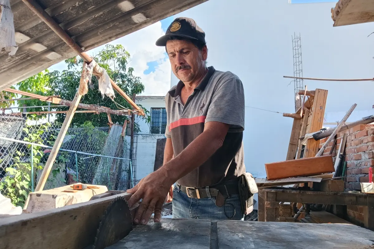 Isidro tiene su taller de carpintería por la calle Iztaccíhuatl, casi esquina con Obrero Mundial, en la colonia Cimas del Humaya. También lo pueden contactar al teléfono 6674176397. | Imágenes de Francisco Castro
