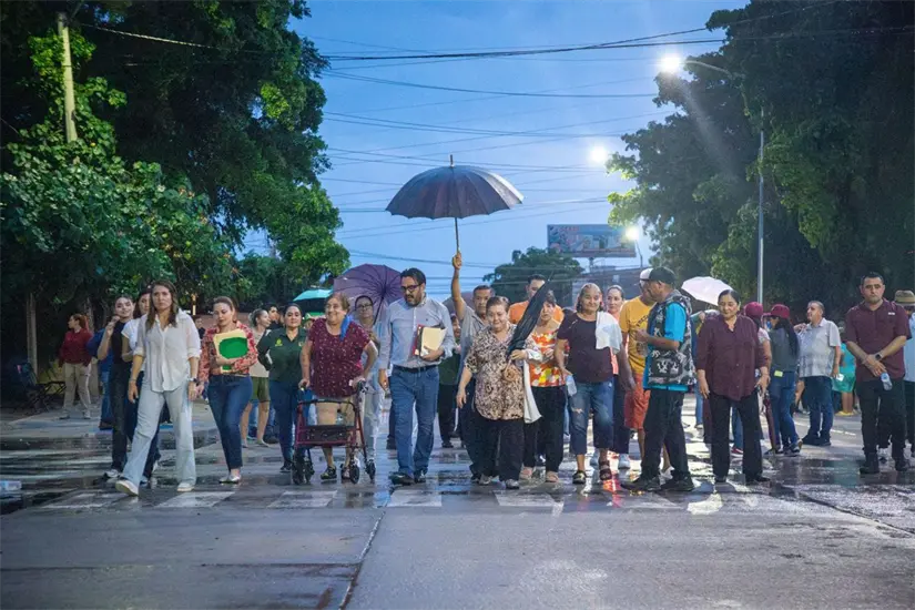 Vecinos de Emiliano Zapata celebran calles pavimentadas gracias al alcalde Juan de Dios Gámez Mendívil. Foto: Ayuntamiento de Culiacán 