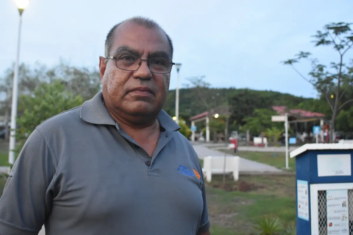 El profesor Silverio Camarena Garay, vecino de Santa Fe, se define como un ciudadano con aspiraciones sencillas pero poderosas: tranquilidad y paz para su comunidad. | Imágenes de Lino Ceballos y cortesía del CCS