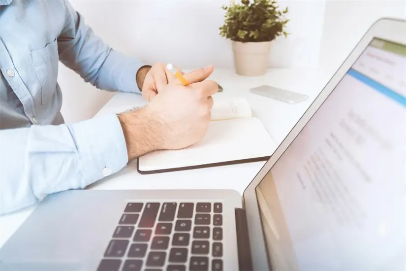 En la Constancia de Situación Profesional puedes encontrar un amplio historial académico. Foto: Unsplash.