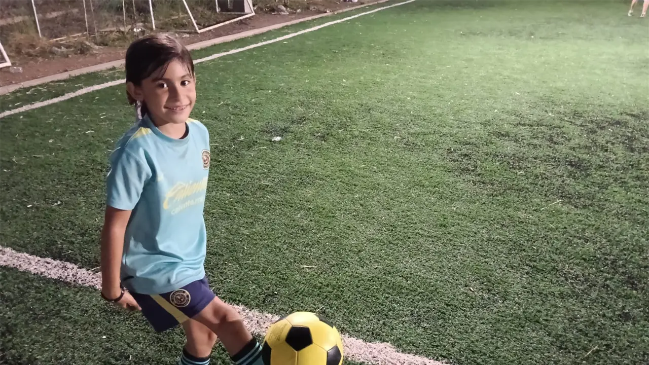 AItana Valentina es una pequeña niña dedicada y amante del futbol.