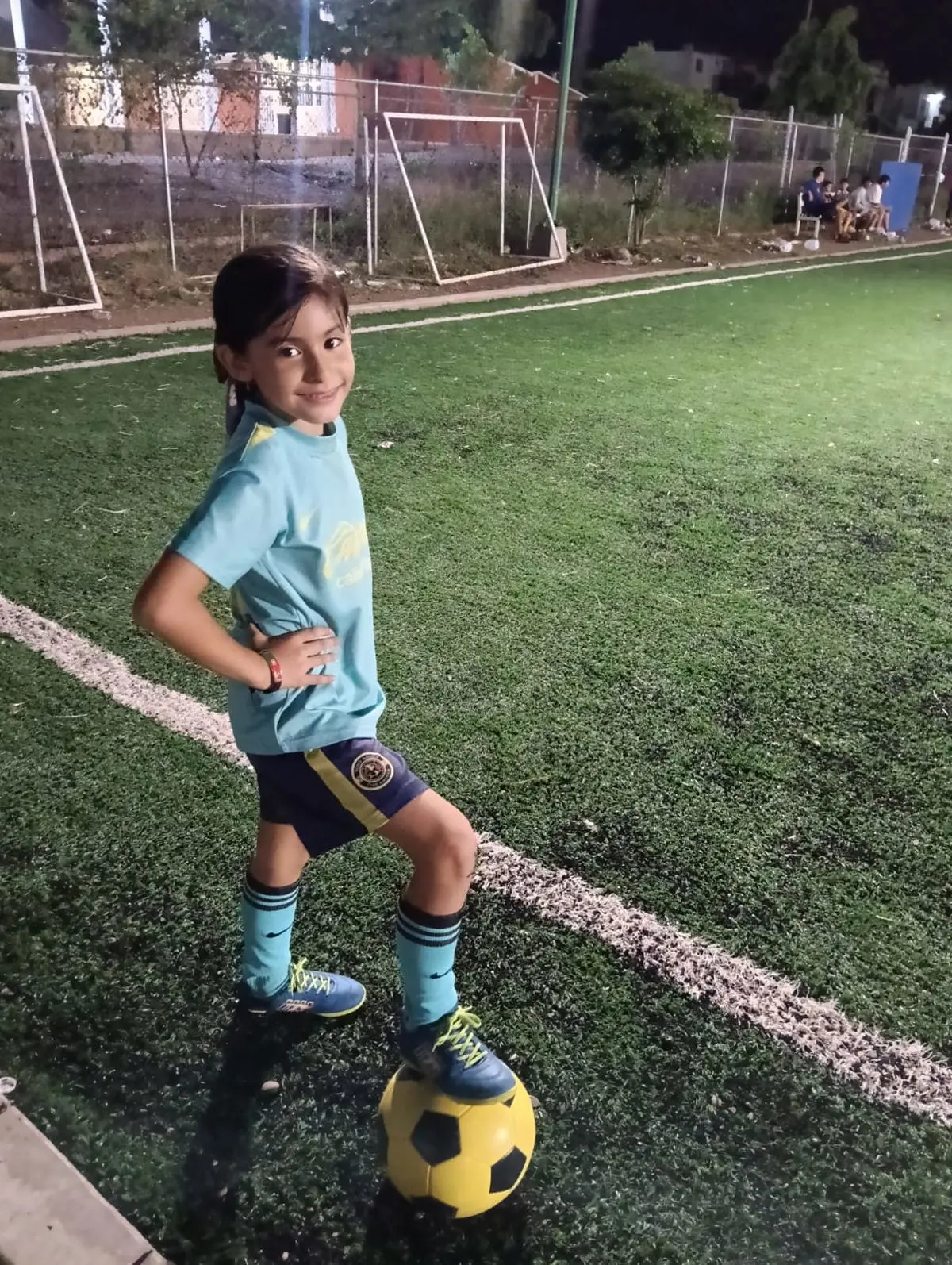 Aitana Valentina es una pequeña dedicada al futbol y la escuela.