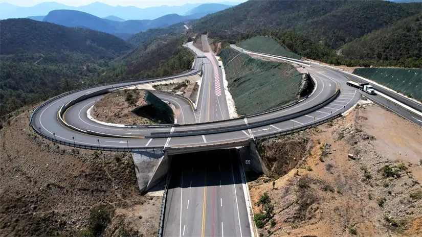 La recién inaugurada carretera Mitla-Tehuantepec te lleva a un viaje por las tradiciones ancestrales oaxaqueñas, conoce uno de los asentamientos más antiguos de la cultura zapoteca, a través de sus textiles multicolores de lana.