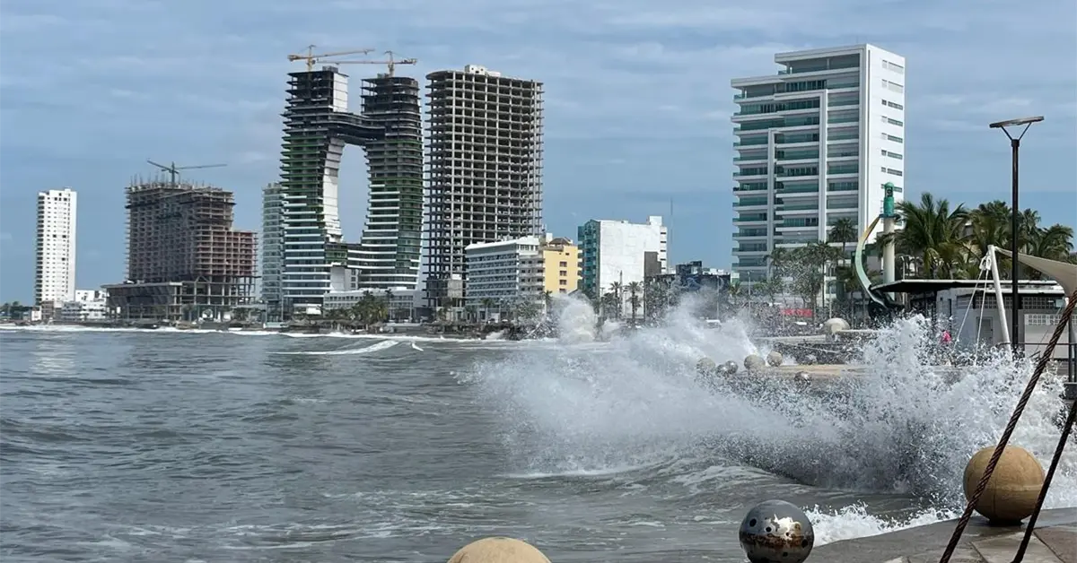 Aviso de depresión tropical. Lluvias intensas y oleaje elevado: alertan por efectos de Priscilla en el Pacífico mexicano