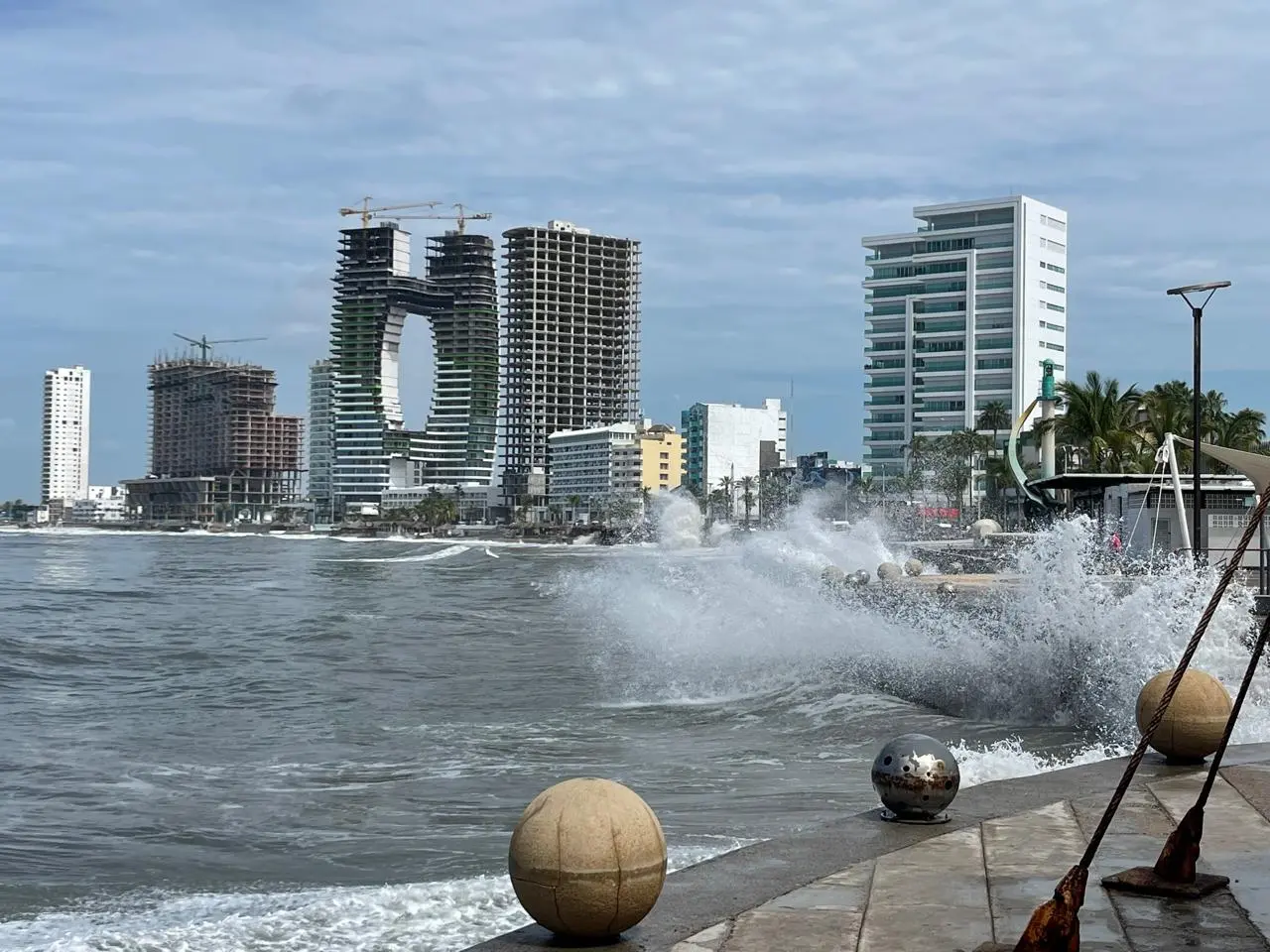 Alertas activas: fuertes lluvias y oleaje alto por Priscilla afectan el occidente de México.