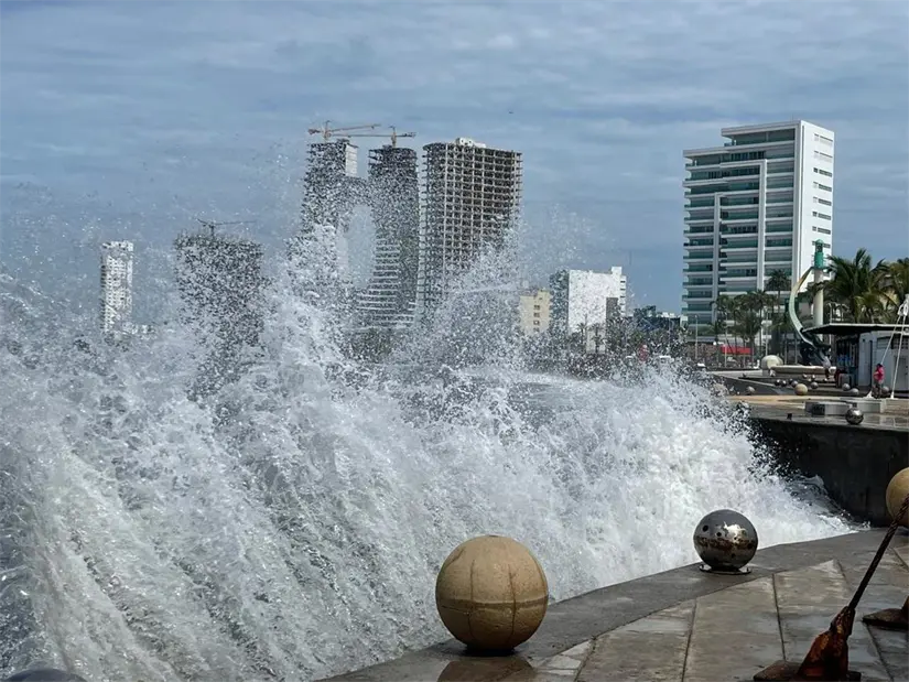 Oleaje alto en Mazatlán, Sinaloa.
