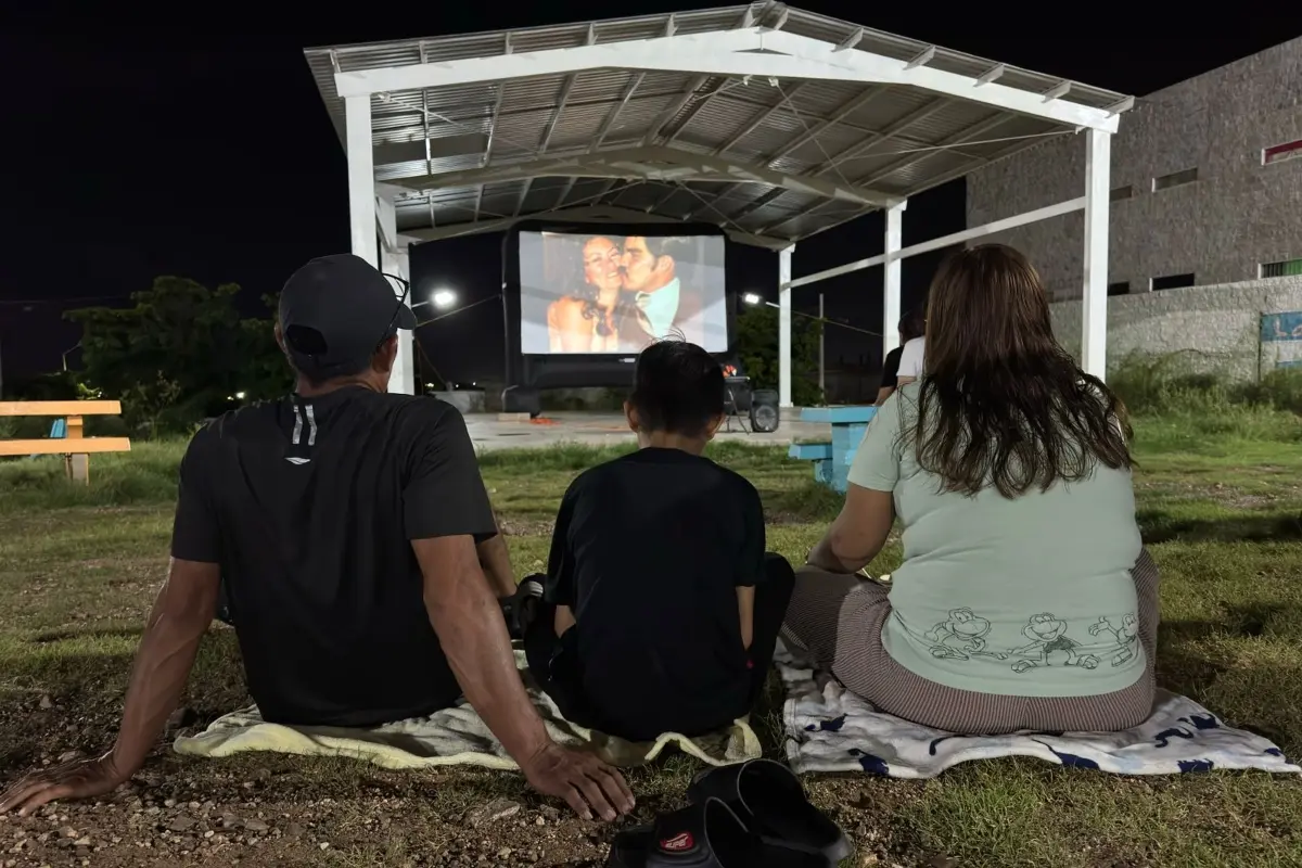 Familias de Prados del Sol 2 se reunieron en el Parque Prados del Sol del Desierto para presenciar la proyección del documental El Último Viaje, de Rodolfo Santa María. | Imágenes de Francisco Castro y cortesía