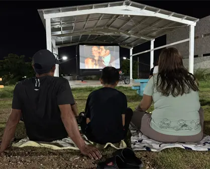 Cine al aire libre en parques de Culiacán invita a reflexionar sobre la vida y la muerte