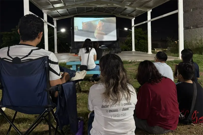 Familias del sur de Culiacán se reunieron en el Parque Prados del Sol del Desierto para reflexionar sobre la vida y la muerte con una proyección de cine documental.
