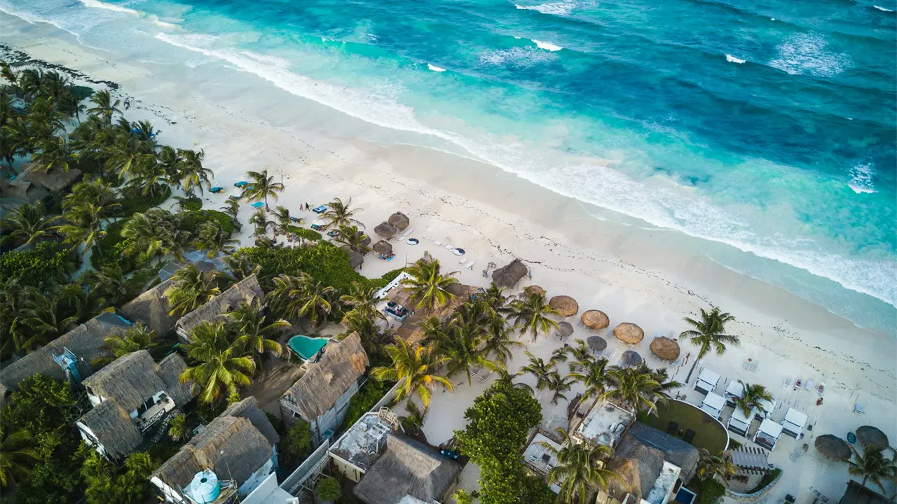 Estos son los costos de rentar un camastro en Tulum. Foto: Unsplash.