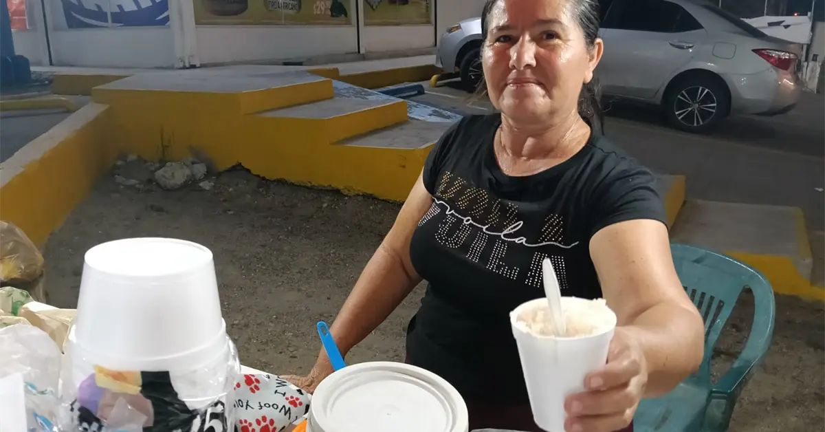 Doña Kitty tiene 10 años dando sabor a Culiacán con sus esquites en Alturas del Sur