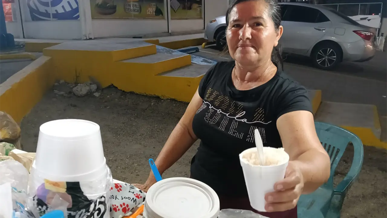 Doña Kitty vende diariamente sus esquites en Culiacán. En una de las esquinas de Alturas del Sur se gana la vida con sus productos.