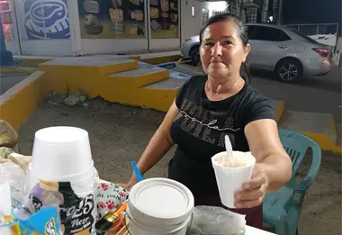 Doña Kitty tiene 10 años dando sabor a Culiacán con sus esquites en Alturas del Sur