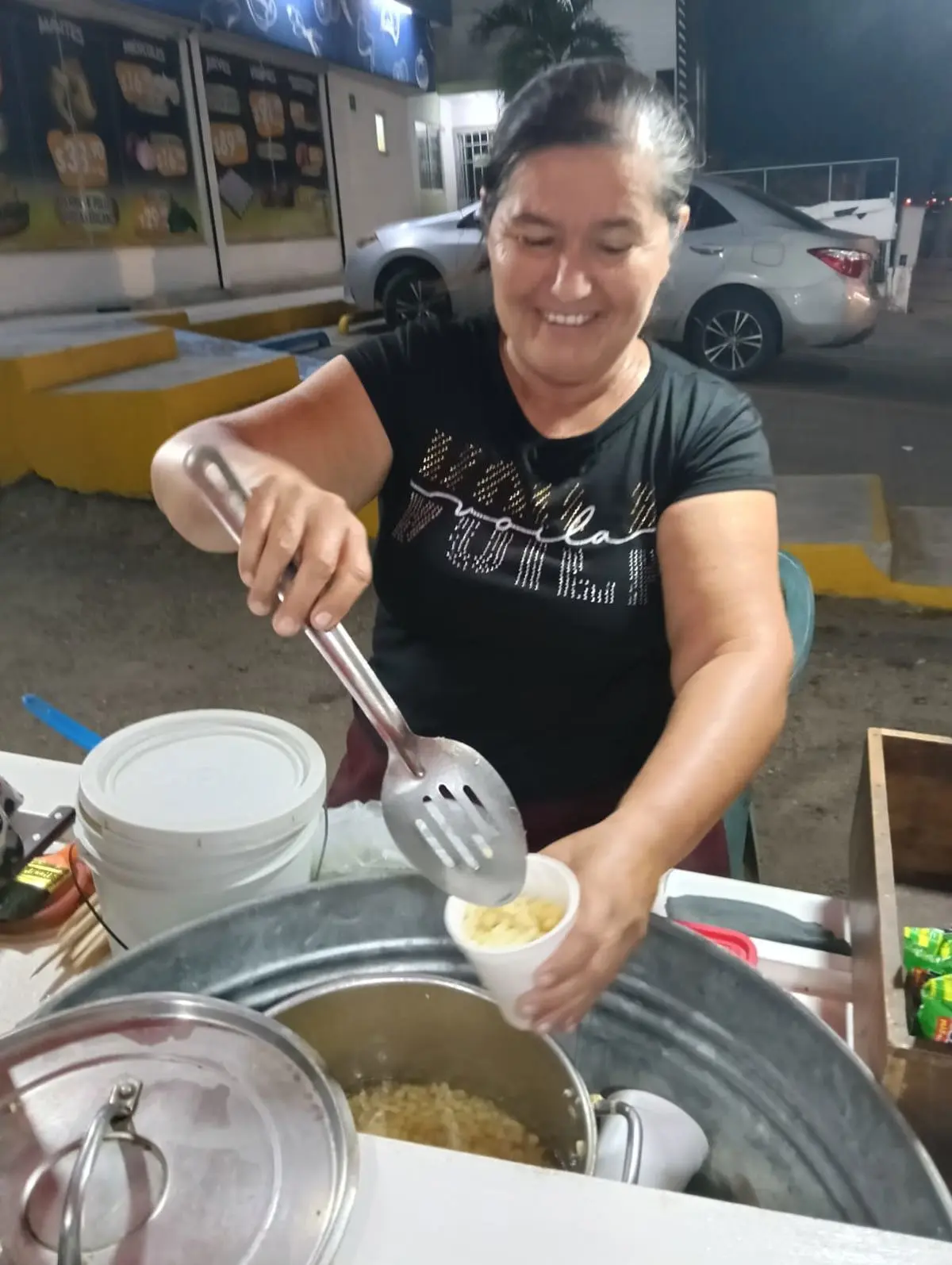 Con muy buen ánimo, Kitty vende diariamente sus esquites en la entrada de Alturas del Sur.