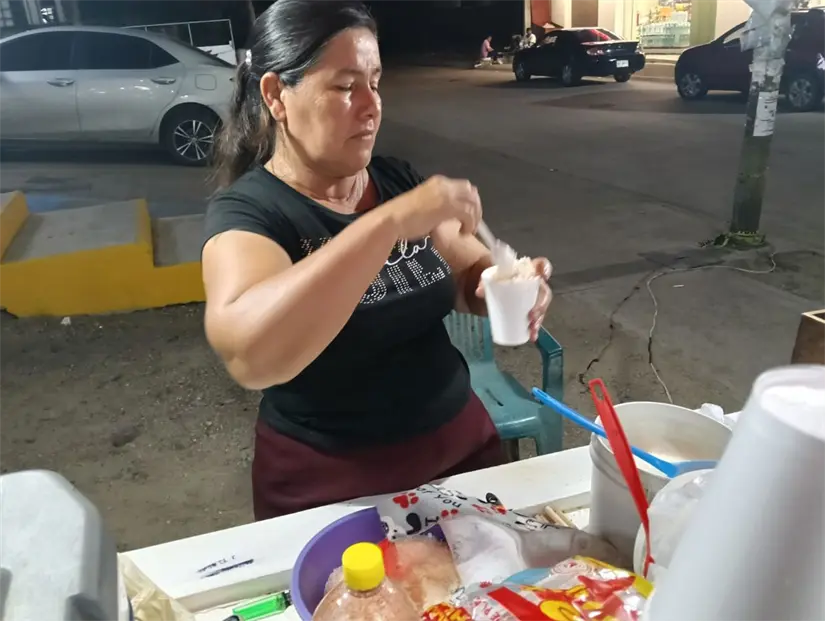 La buena sazón de doña Kitty hace que no le falten los clientes en su negocio.