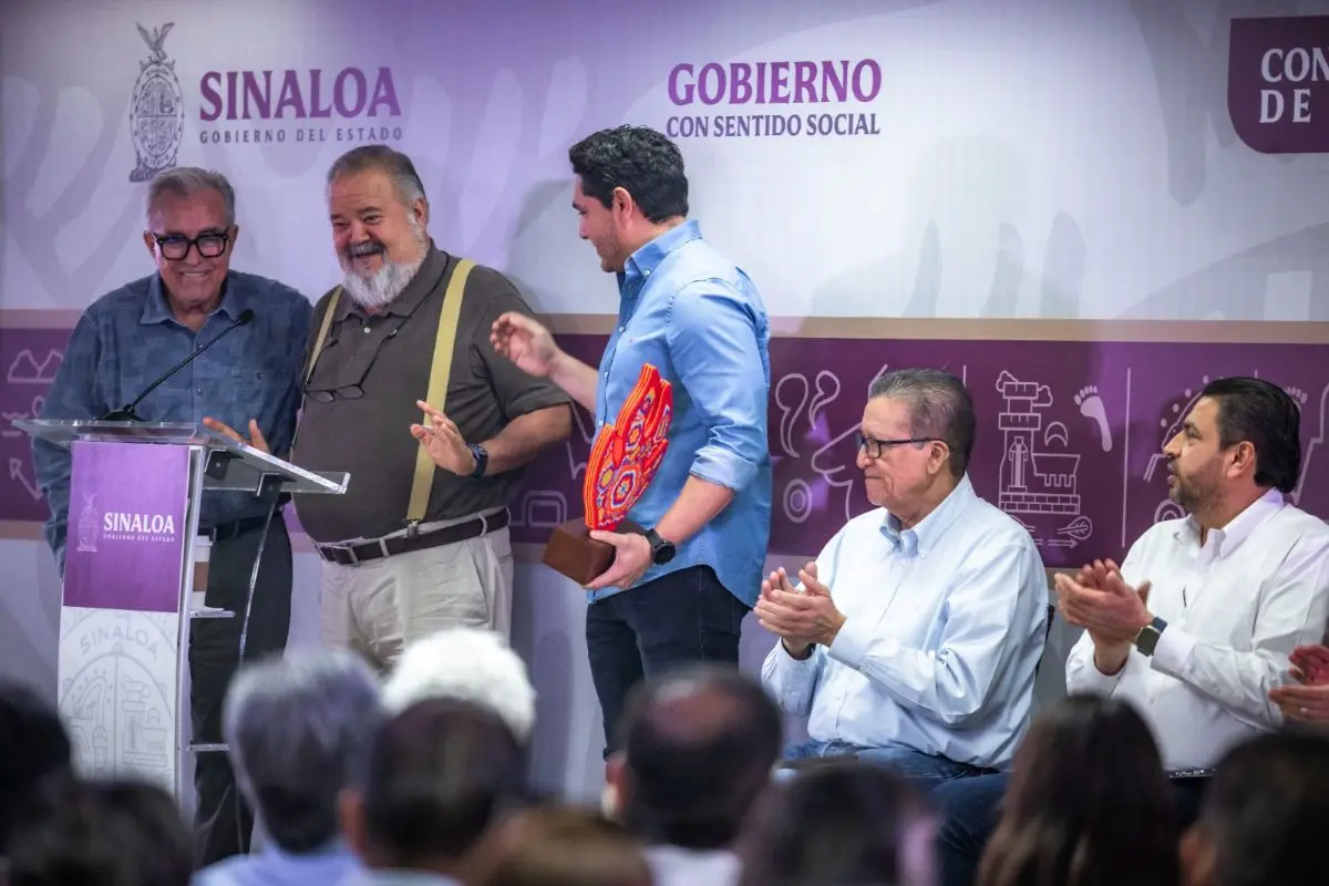 El gobernador Rubén Rocha Moya encabezó la conferencia semanera donde se informó sobre los reconocimientos financieros al Gobierno del Estado.