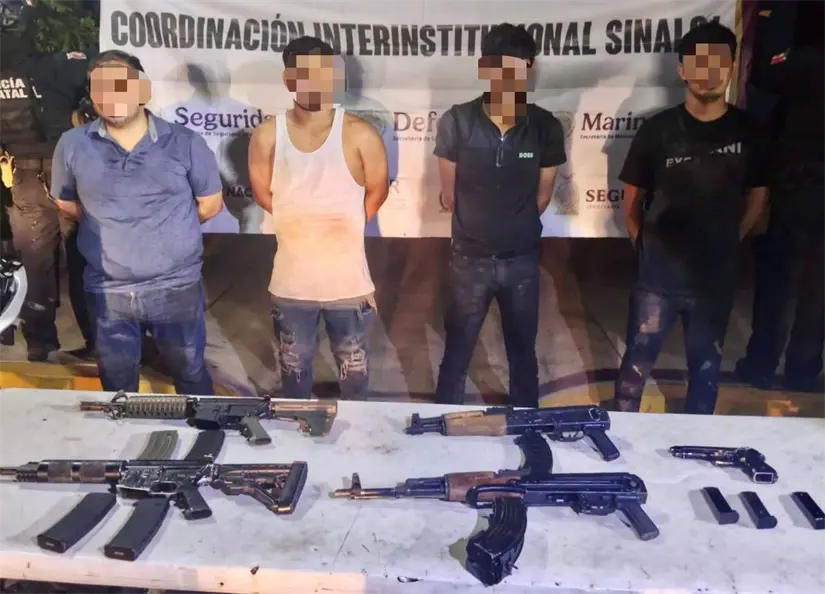 El operativo coordinado permitió la detención de cuatro hombres armados en Sinaloa.