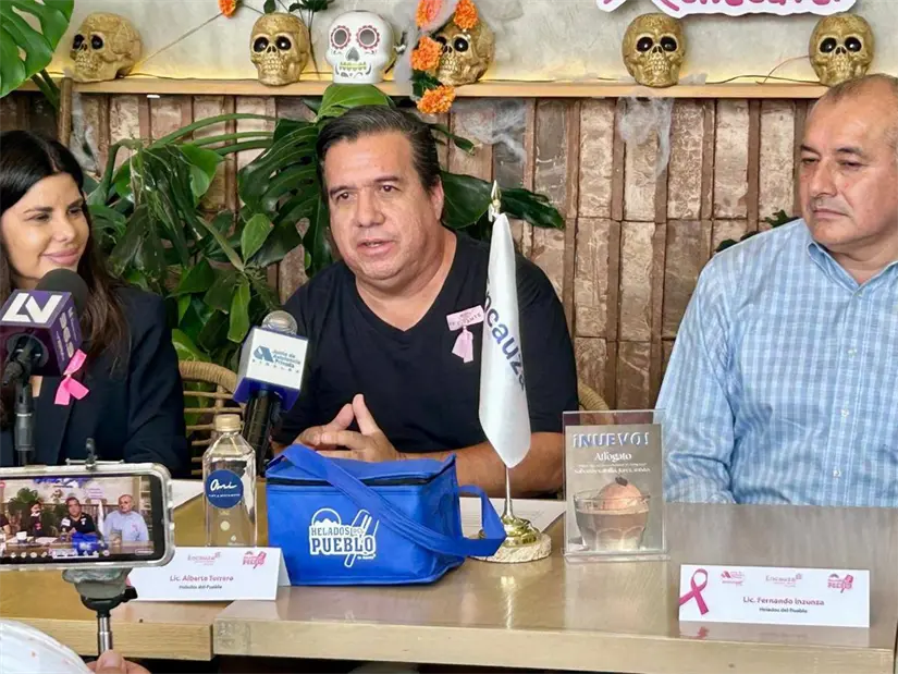 La invitación está abierta para comprar paletas de fresa de Helados del Pueblo a cambio de una donación en favor de las personas con cáncer.