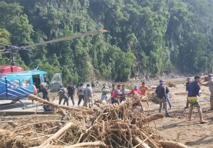 Una cadena humana se formó para repartir los víveres en Tlacolula. Foto: Facebook