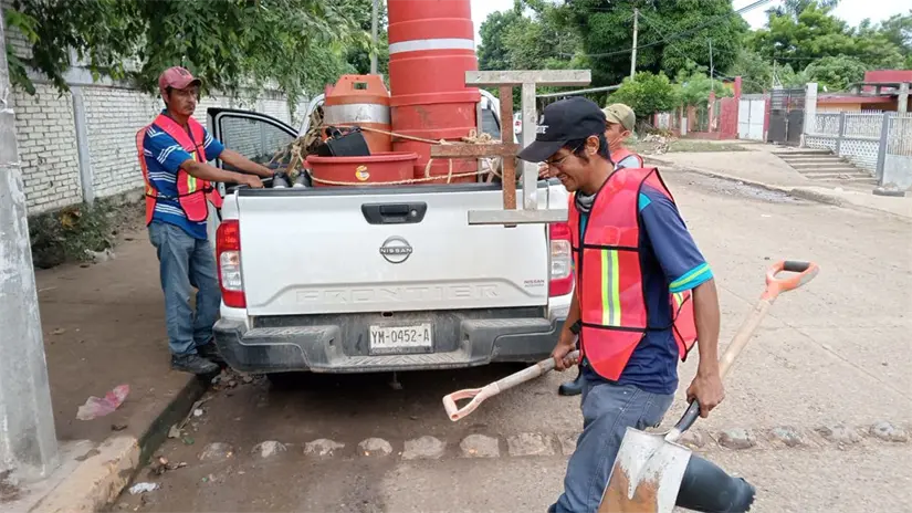 Maquinaria y brigadas de la SICT trabajan sin descanso para restablecer la comunicación en Hidalgo, Puebla, Querétaro, San Luis Potosí y Veracruz.