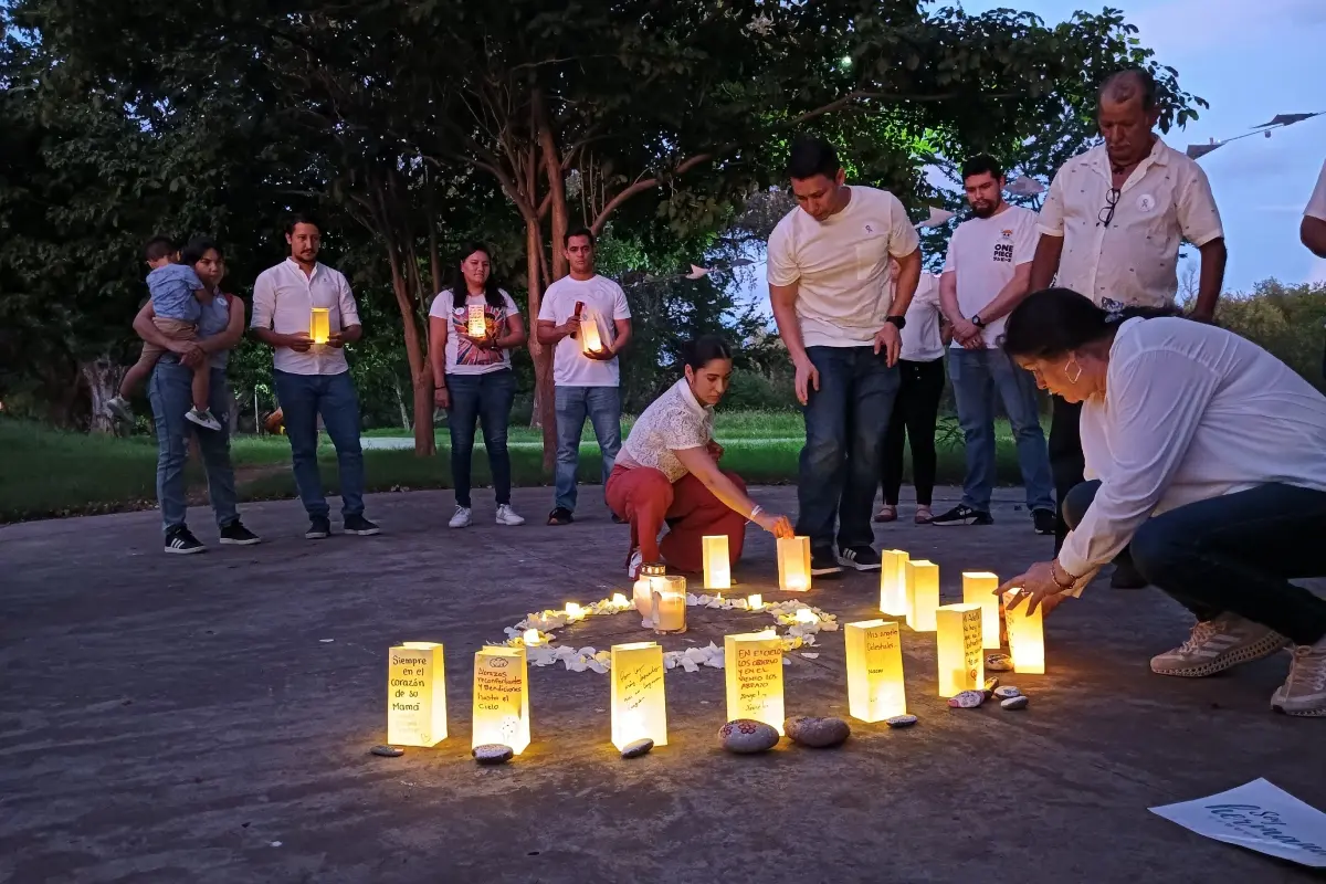 En el Parque Las Riberas, familias de Culiacán encendieron velas durante la Ola de Luz para honrar la memoria de sus hijos fallecidos y visibilizar el duelo gestacional y perinatal con amor y empatía. | Imágenes de Francisco Castro y de cortesía