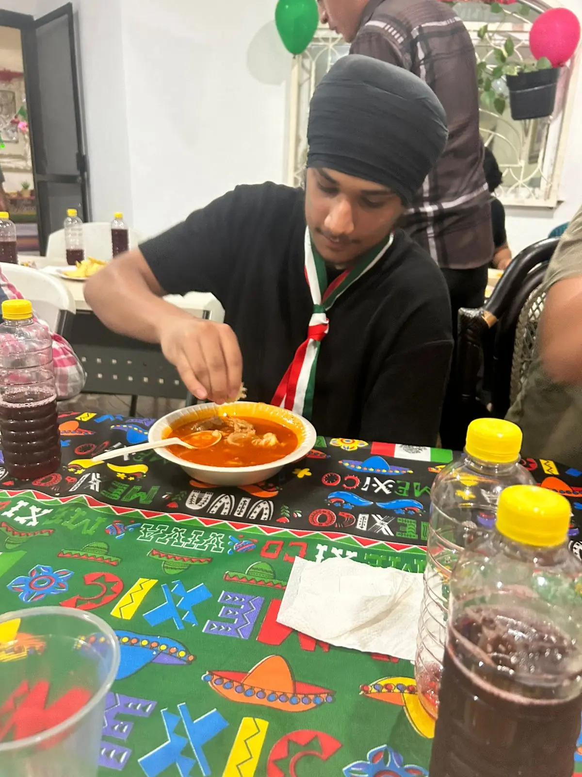 La comida resultó familiar para Rajveer, disfrutó de las fiestas patrias en México. Foto: Cortesía.