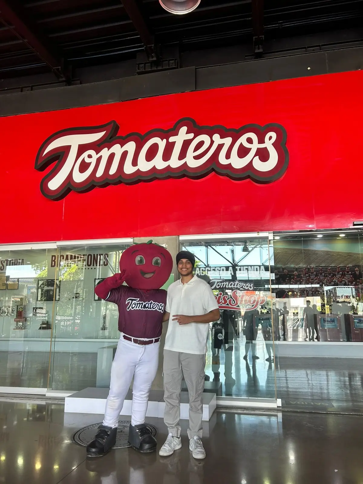 Rahveer visitó a Los Tomateros de Culiacán en su estadio y disfrutó mucho de su visita.