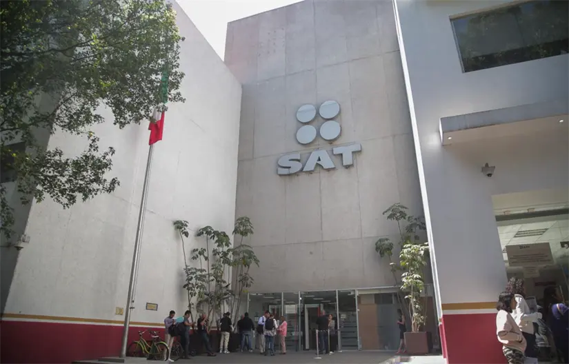 Descubre que beneficios tienen los trabajadores del SAT. Foto: cortesía.