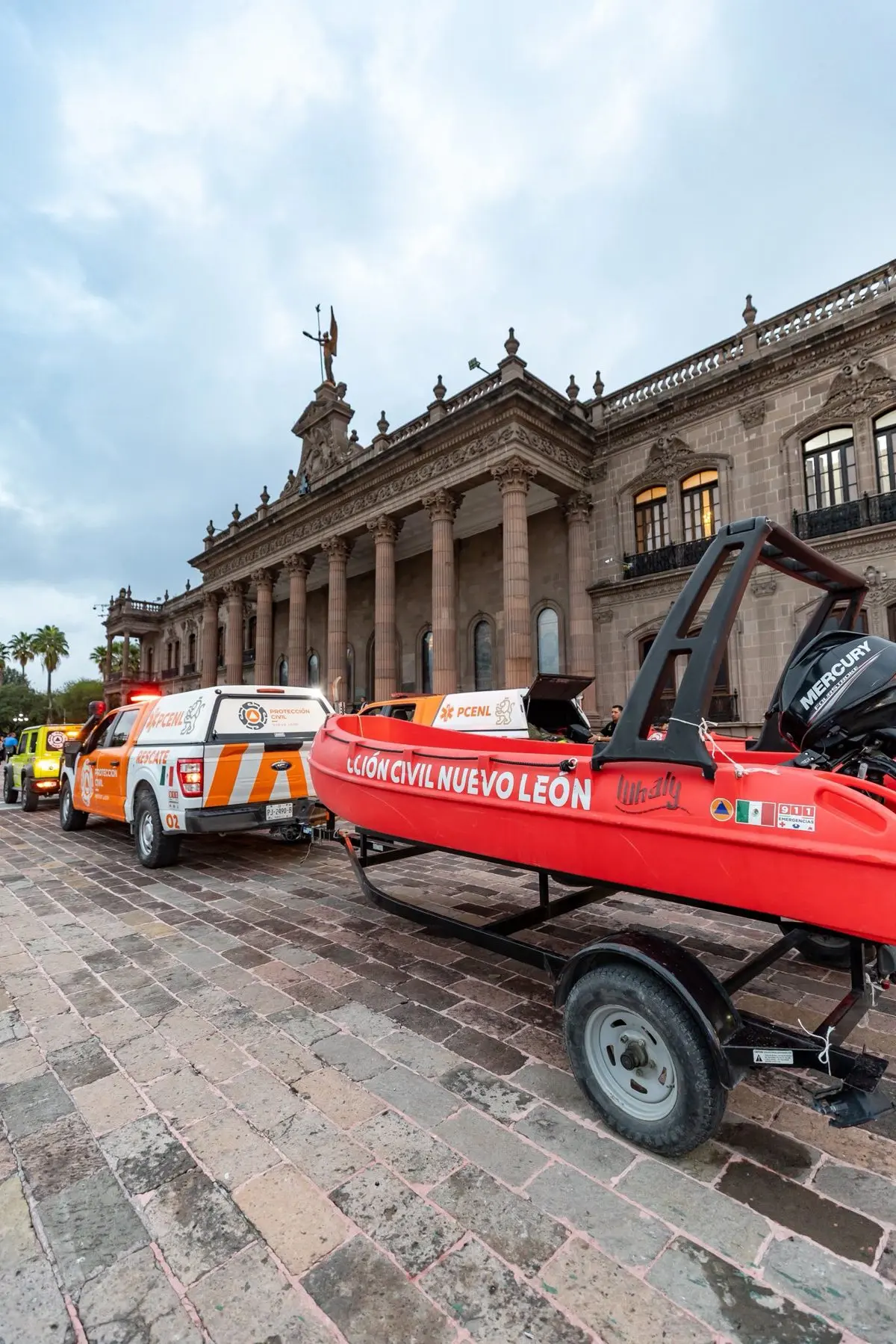 Con helicópteros, lanchas y víveres, Nuevo León lleva esperanza a Veracruz