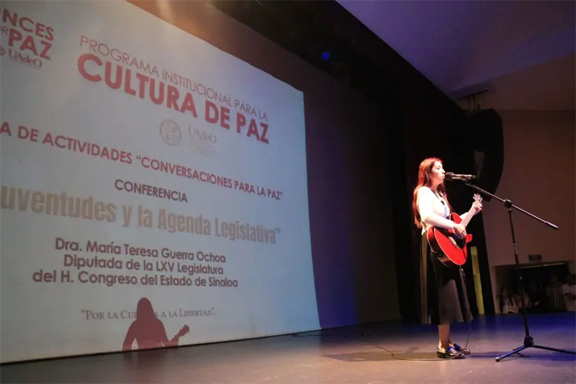 Estudiantes de Ciencias de la Comunicación, Gabriela Muñiz y Valeria Briceño Domínguez, ofrecieron interpretaciones musicales alusivas a la paz y la juventud.