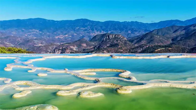 Uno de los destino más emblemáticos de Mitla es Hierve el Agua, visita este destino. Foto: Cortesía.
