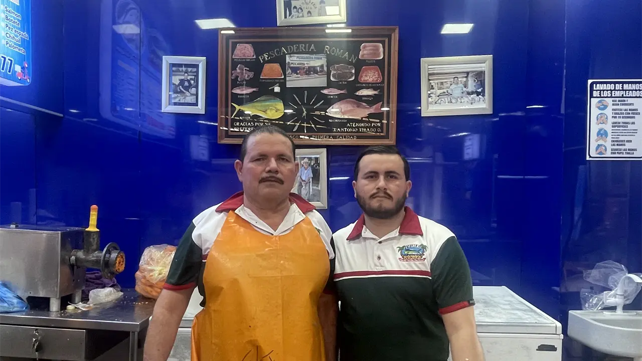 Juan Antonio y Román Tirado, dos generaciones que sostienen el legado de la Pescadería Román