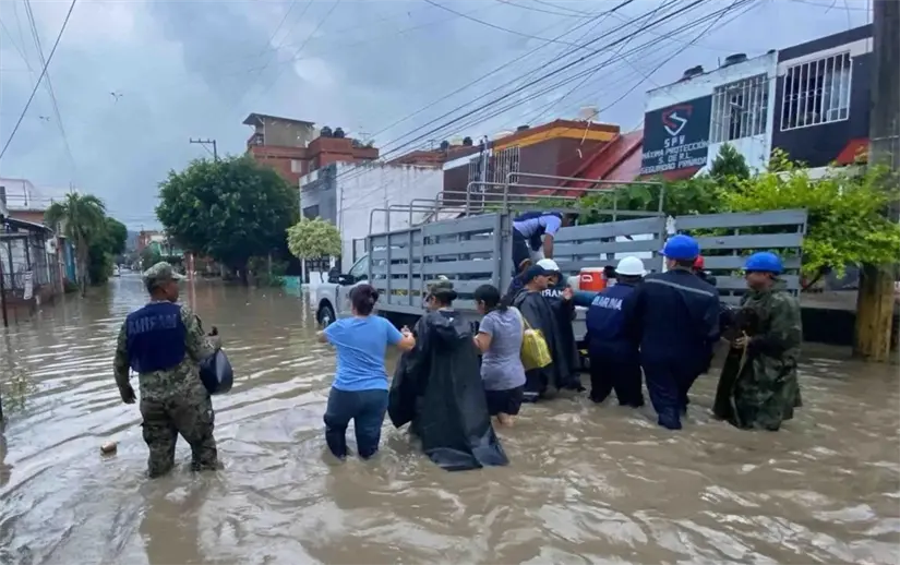 Militares acudieron a las zonas afectadas para brindar apoyo a la población. Foto: Cortesía