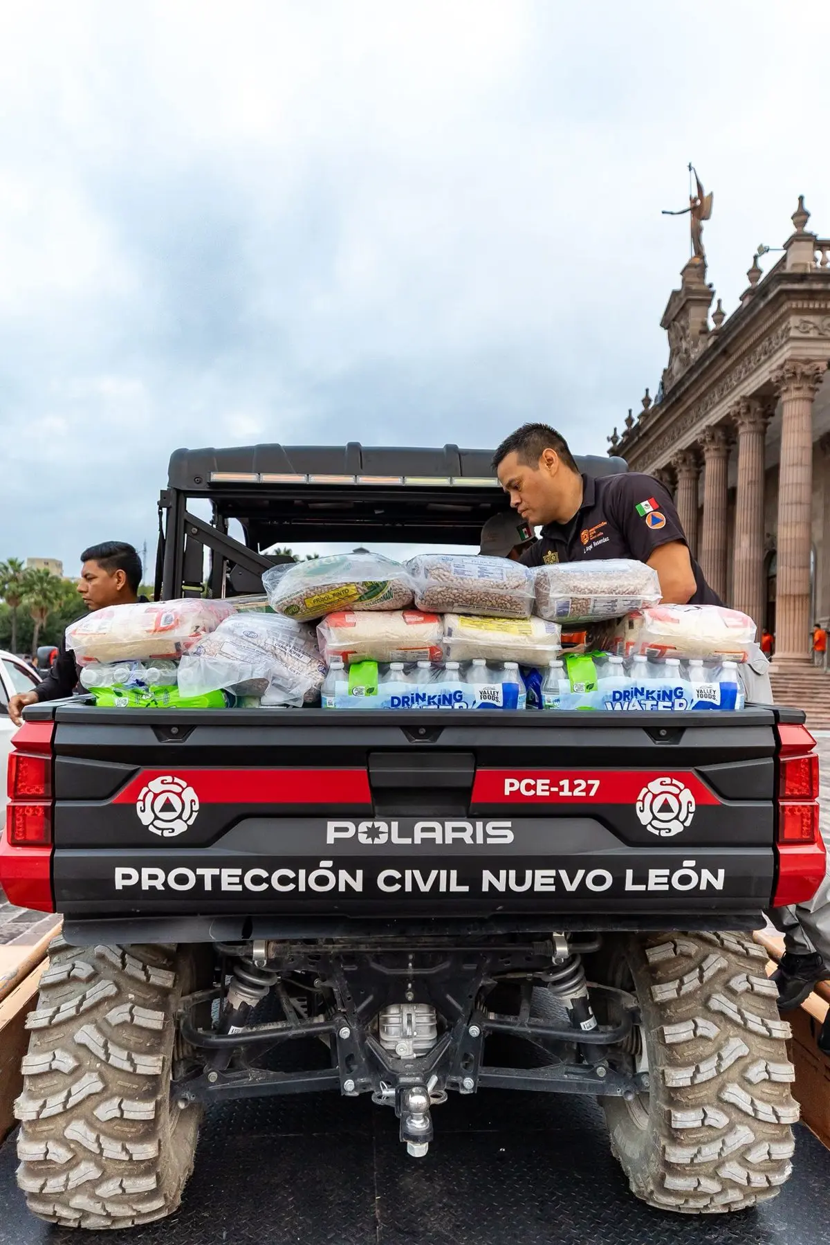 Nuevo León envía ayuda a familias afectadas por las lluvias en Veracruz.