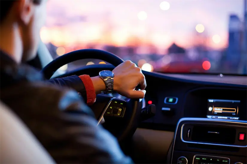 Puedes hacer el cambio de placas tanto de manera presencial como en línea. Foto: Unsplash. 