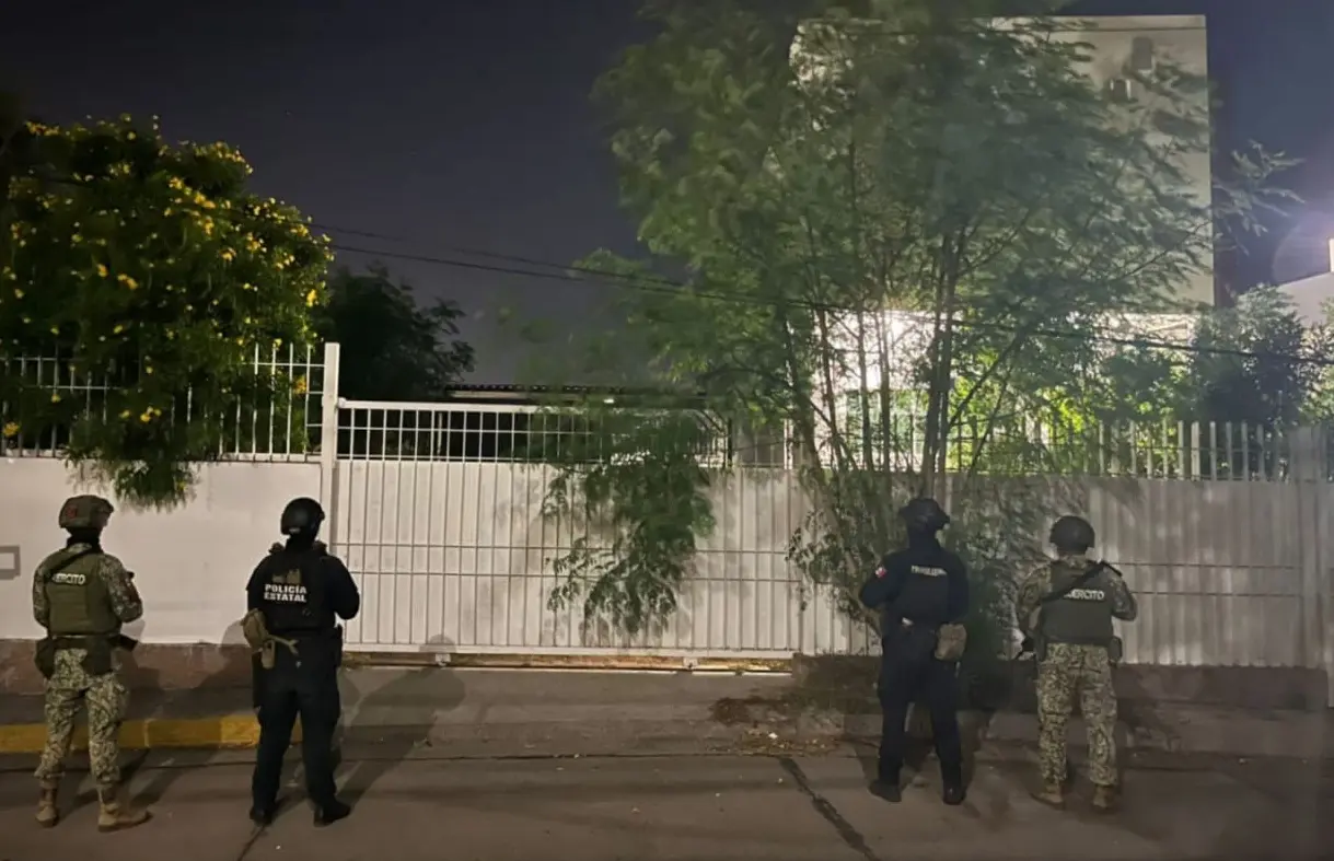 Localizan artefacto explosivo y bidones con sustancias químicas en la colonia 5 de Mayo, Culiacán.
