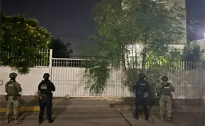 Operativo en la colonia 5 de Mayo de Culiacán deja inmueble asegurado, vehículos robados y artefacto explosivo