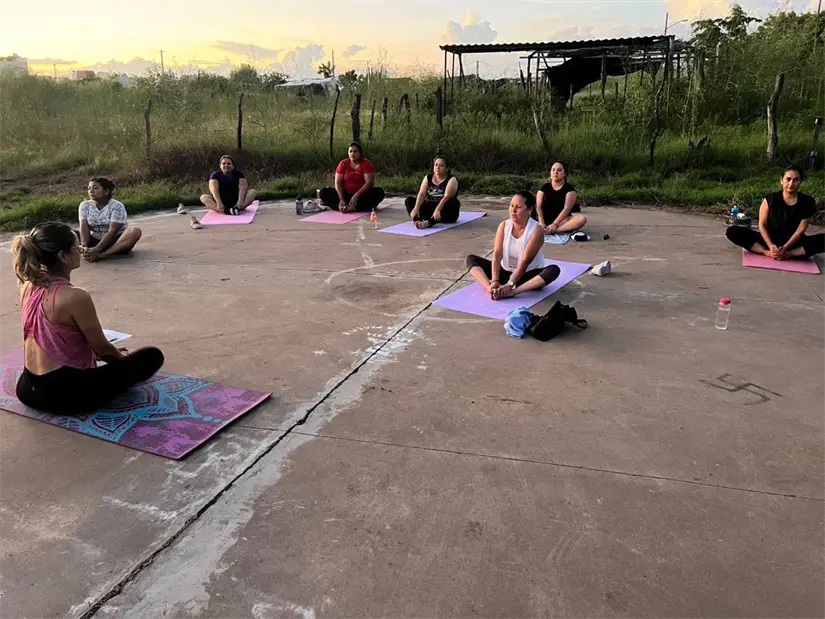 Con entusiasmo y espíritu comunitario, vecinas impulsan sesiones de yoga y baile en el Parque Valle del Agua para promover bienestar y convivencia.