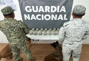 Detienen a un hombre con 200 mil dólares en aeropuerto de Baja California