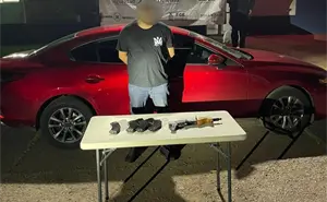 Detienen a un hombre en un Mazda rojo con fusil AK-47 y más de 100 cartuchos en Culiacán
