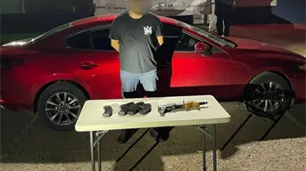 Detienen a un hombre en un Mazda rojo con fusil AK-47 y más de 100 cartuchos en Culiacán