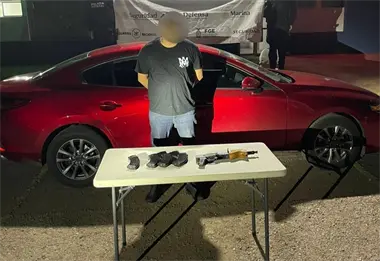 Detienen a un hombre en un Mazda rojo con fusil AK-47 y más de 100 cartuchos en Culiacán